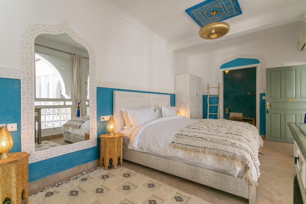 Postel nebo postele na pokoji v ubytování Riad Zeitoun Palace