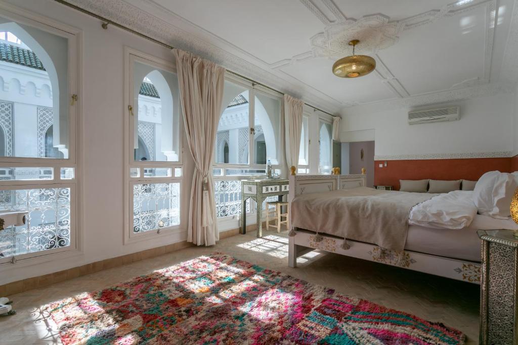 Postel nebo postele na pokoji v ubytování Riad Zeitoun Palace
