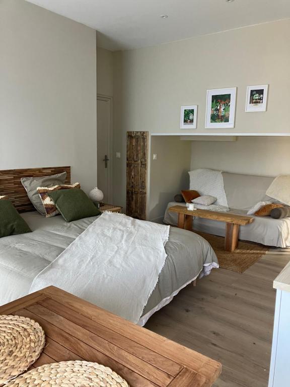 Lecelles的住宿－La Canopée，一间卧室配有两张床和一张桌子
