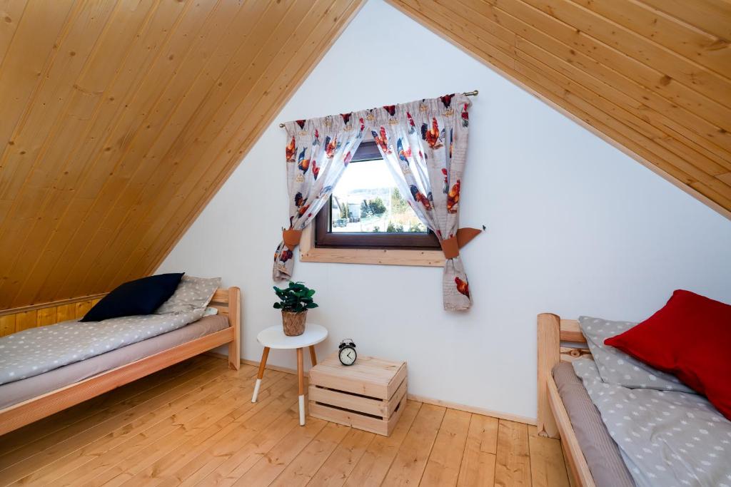 Łóżko lub łóżka w pokoju w obiekcie Alpejskie domki Karkonosze