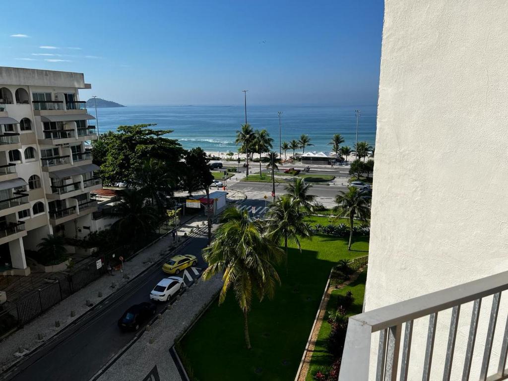 En balkon eller terrasse på Lindo apto Beira Mar na Barra