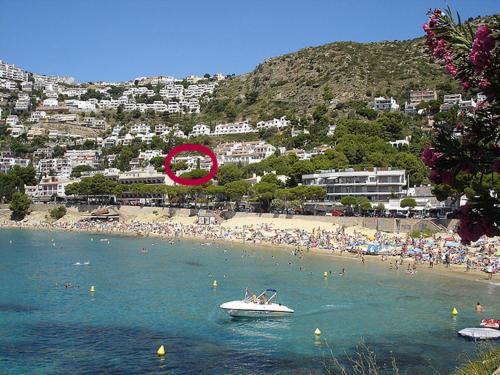 una barca in acqua in spiaggia con persone di SANTA BARBARa a Roses