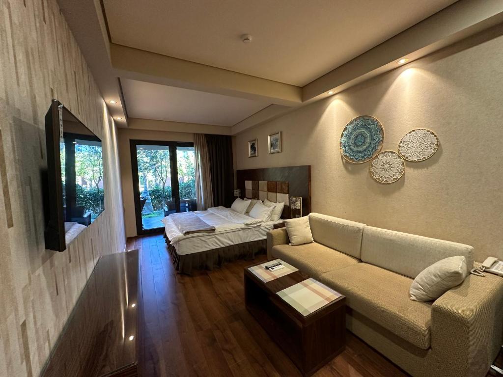 TV a/nebo společenská místnost v ubytování Seaside Apartment with a Private Garden