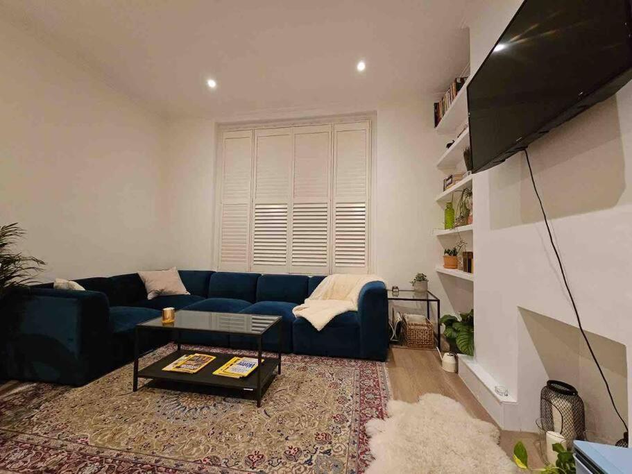 พื้นที่นั่งเล่นของ Brook Green 2 bed flat