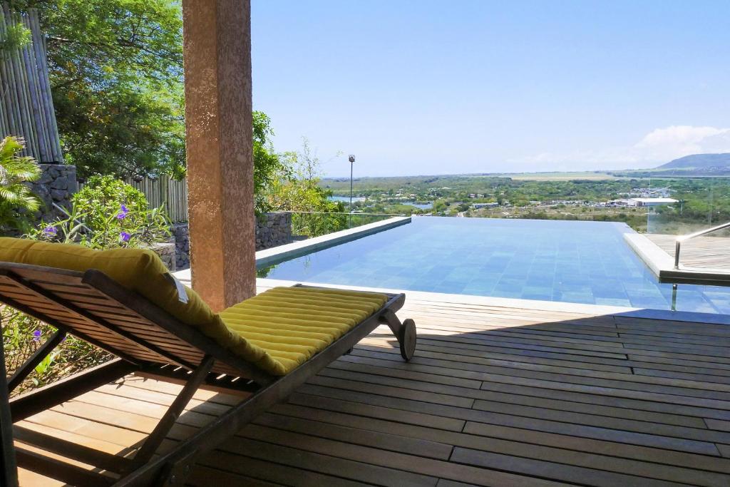 Bazén v ubytování Villa Teranga avec vue panoramique sur la baie de Tamarin nebo v jeho okolí