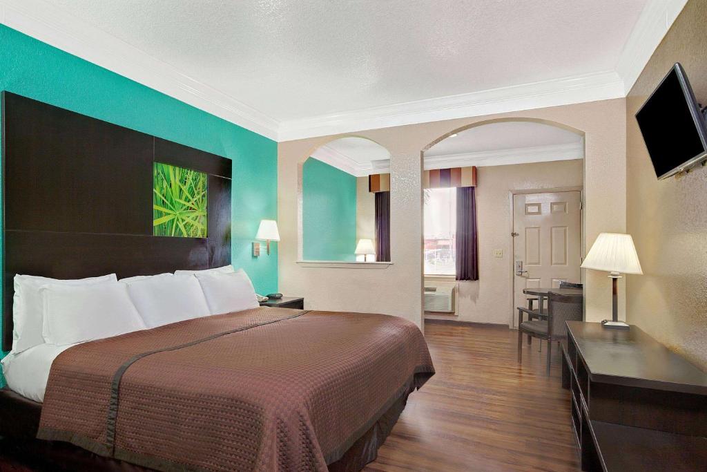Super 8 by Wyndham Galveston photo