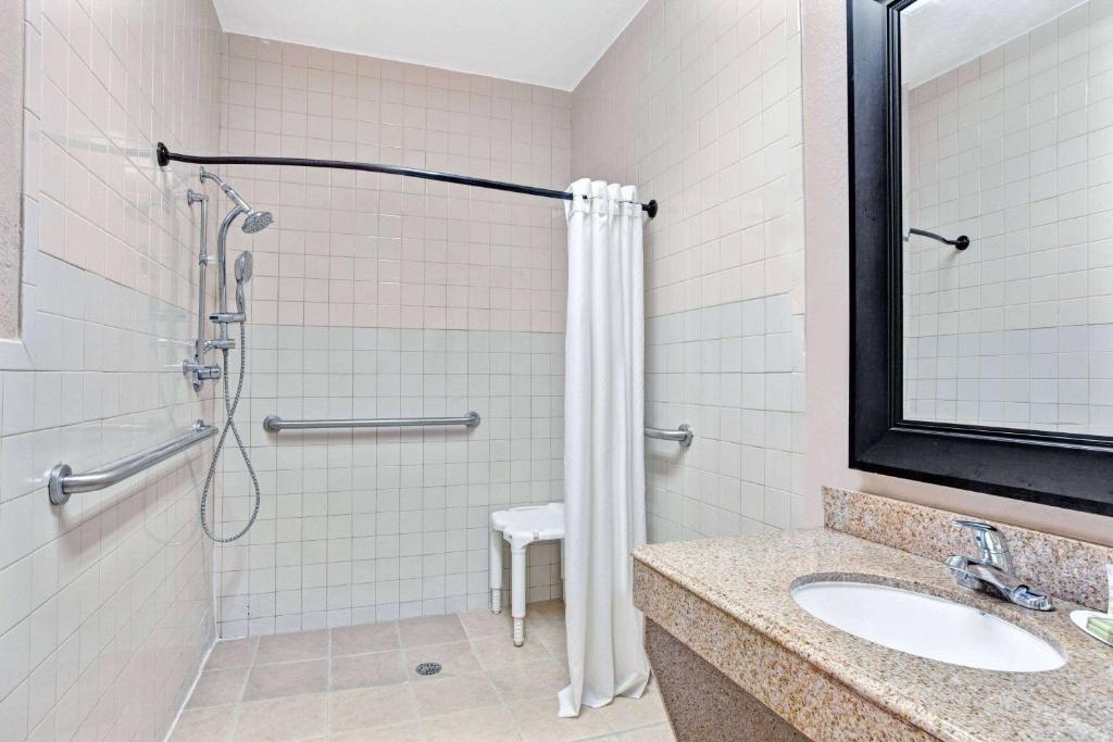 Super 8 by Wyndham Galveston photo