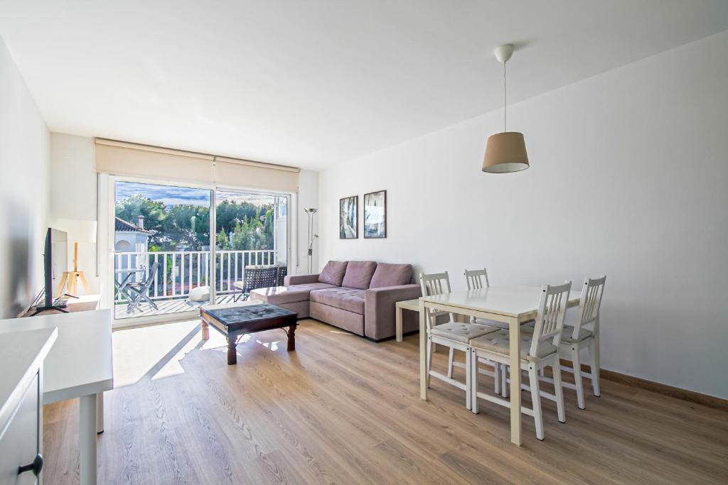 een woonkamer met een tafel en een bank bij Tango in Sitges