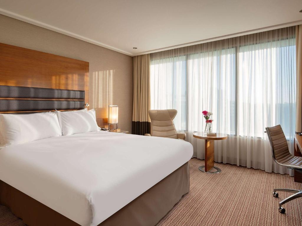 Postel nebo postele na pokoji v ubytování Sofitel London Heathrow