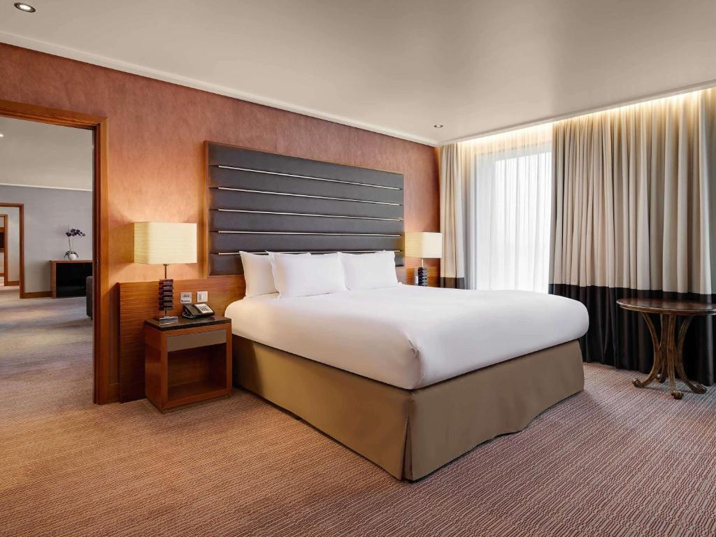 Postel nebo postele na pokoji v ubytování Sofitel London Heathrow