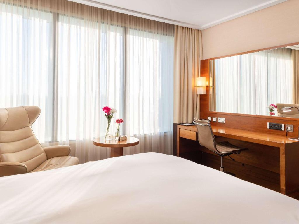 Postel nebo postele na pokoji v ubytování Sofitel London Heathrow