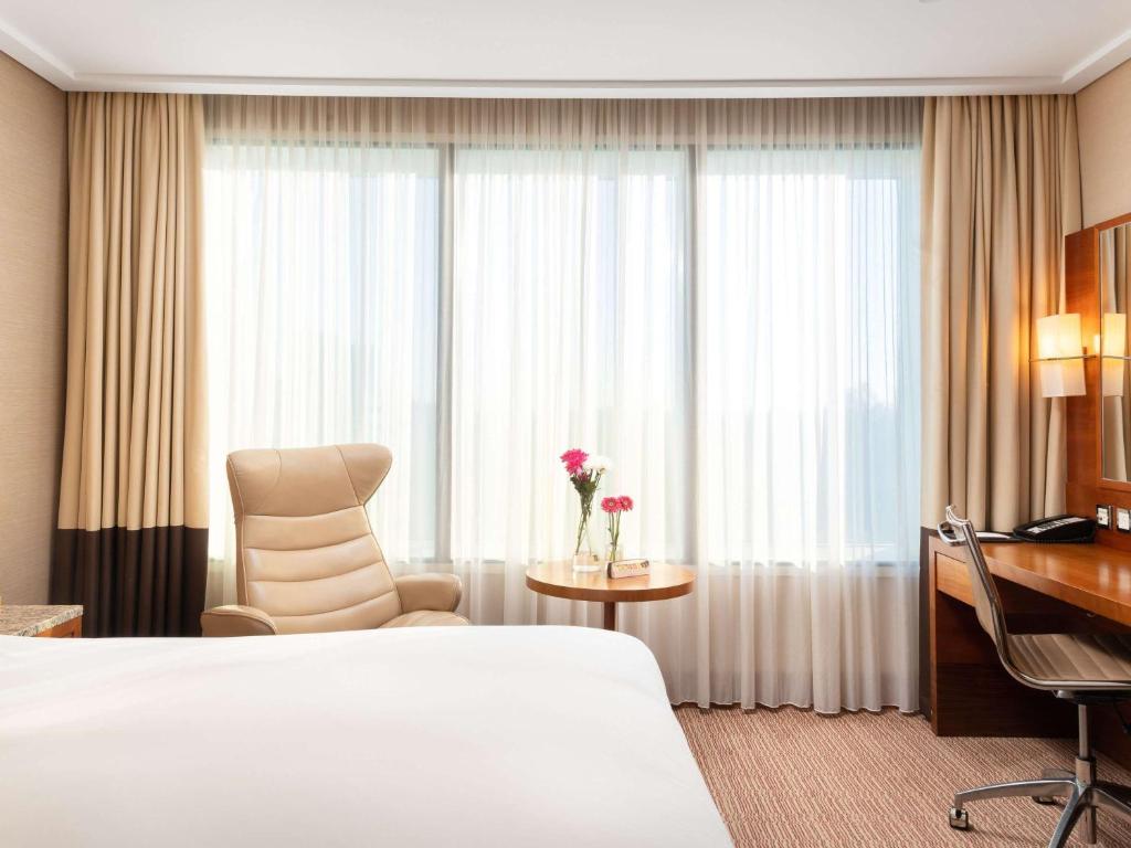 Postel nebo postele na pokoji v ubytování Sofitel London Heathrow