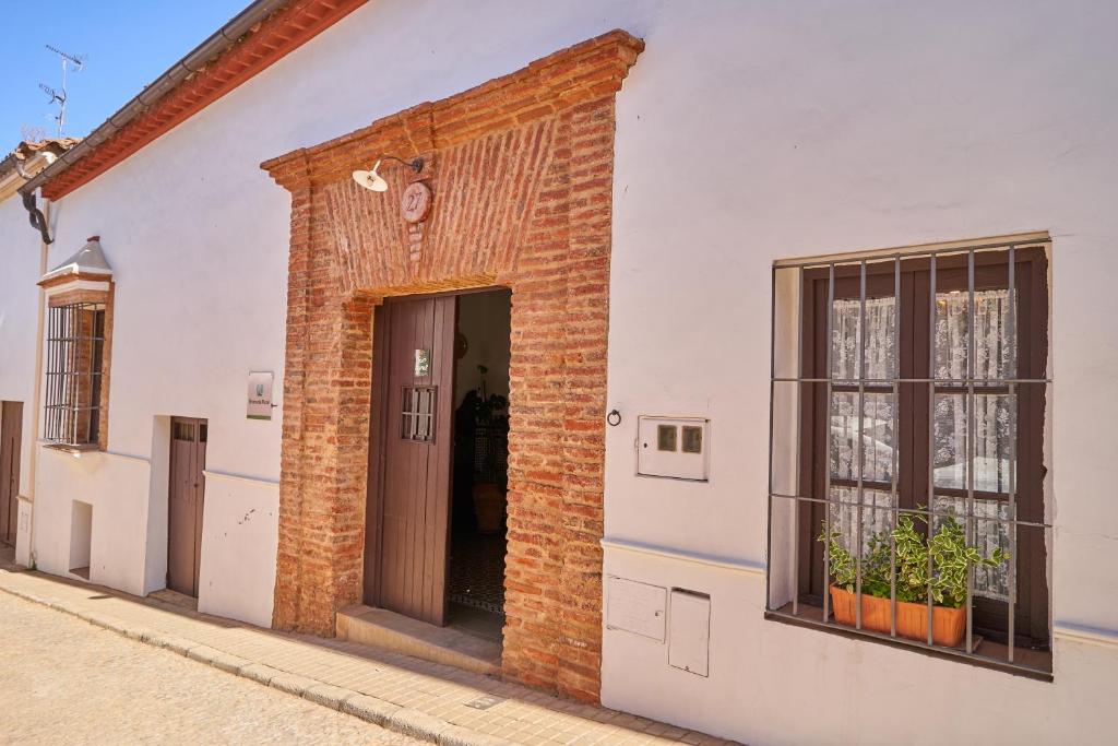 ein weißes Gebäude mit einer Tür und einem Fenster in der Unterkunft Tragaluz II in Fuenteheridos