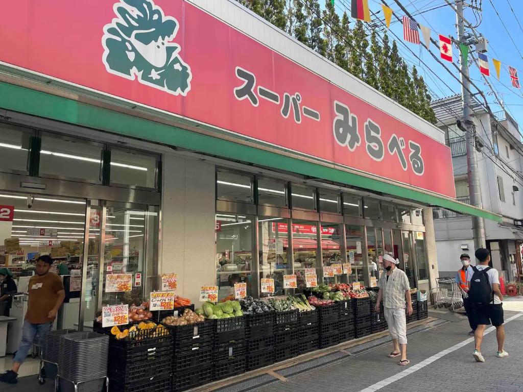 Supermarket nebo jiné obchody v  penzionu nebo okolí