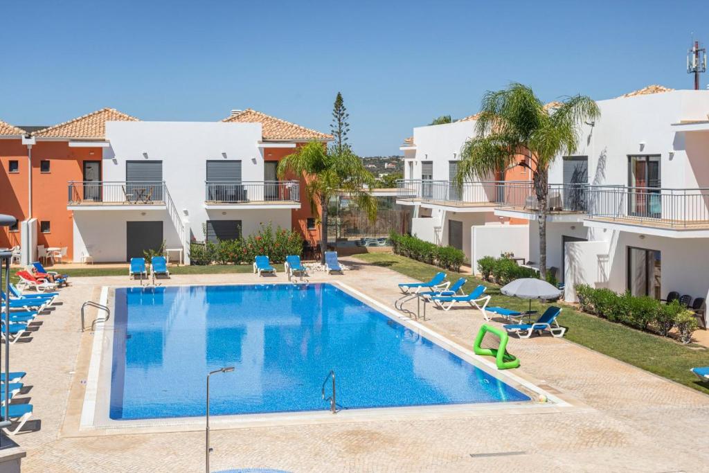 una imagen de una piscina en una villa en TAC - Pêra Gardens Villa, en Pêra