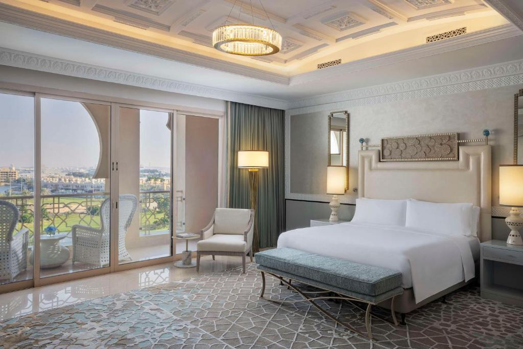 Postel nebo postele na pokoji v ubytování Waldorf Astoria Ras Al Khaimah
