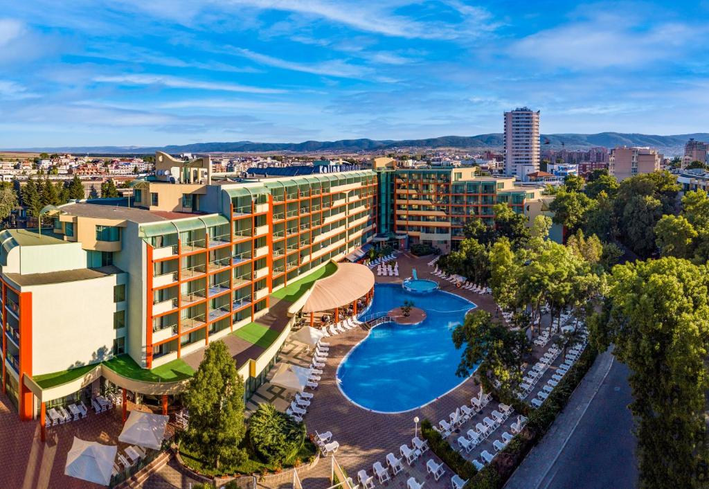 een uitzicht over een hotel met zwembad en resort bij MPM Hotel Kalina Garden - All Inclusive in Sunny Beach