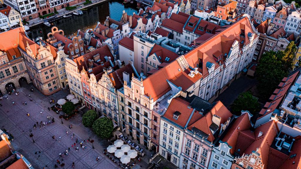 una vista aérea de una ciudad con edificios en Radisson Blu Hotel, Gdańsk, en Gdansk