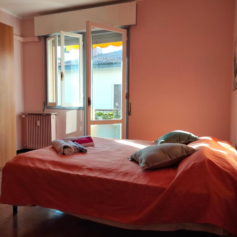 una camera da letto con un letto grande con due cuscini sopra di Daniele's flat 2 in Venice a Mestre