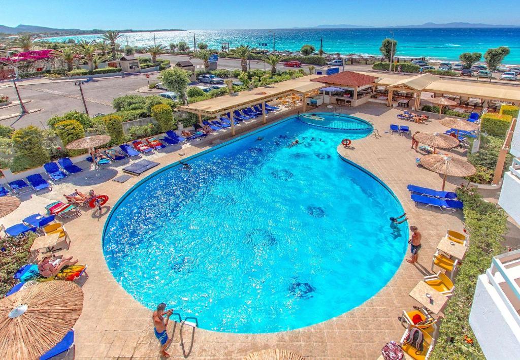een uitzicht over het zwembad van een resort bij Lito Hotel in Ixia