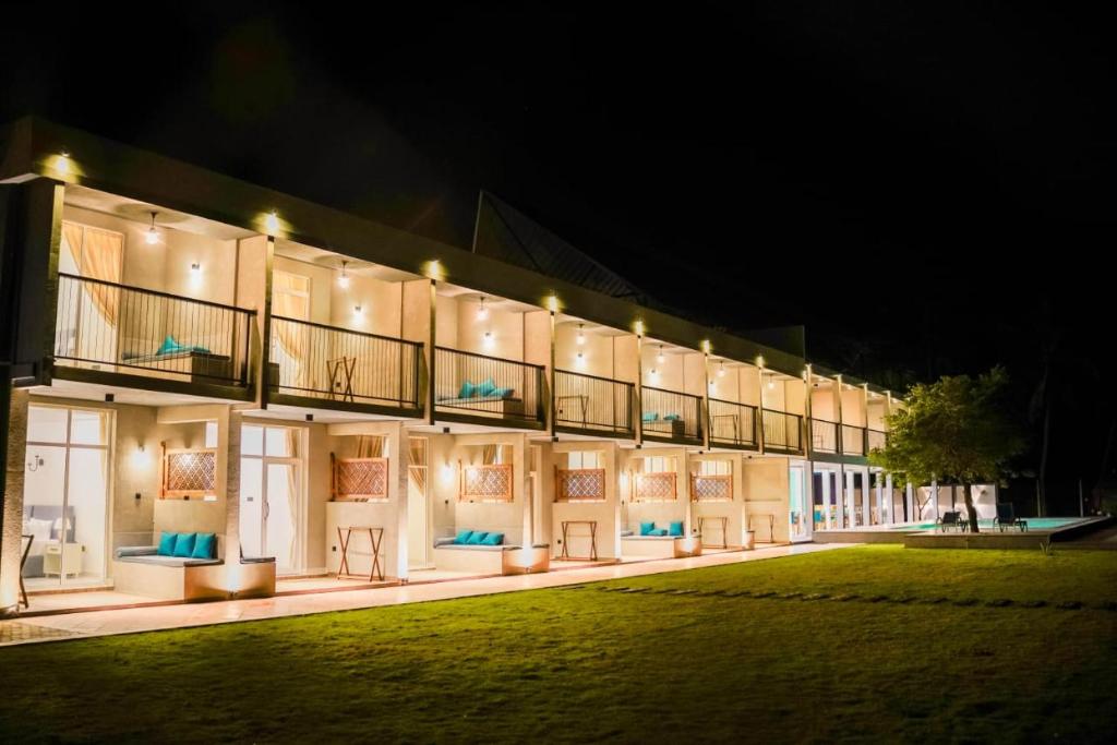 un gran edificio con luces encendidas por la noche en Hiru Beach Resort en Kalpitiya