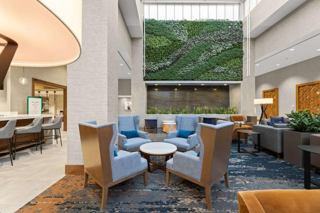 Posezení v ubytování Embassy Suites By Hilton Irving Las Colinas