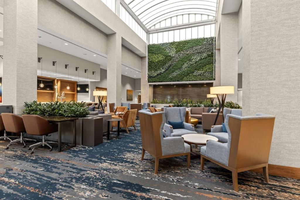 Posezení v ubytování Embassy Suites By Hilton Irving Las Colinas