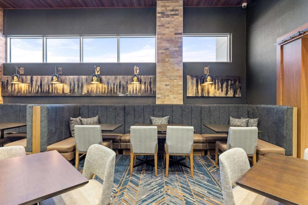 Posezení v ubytování Embassy Suites By Hilton Irving Las Colinas
