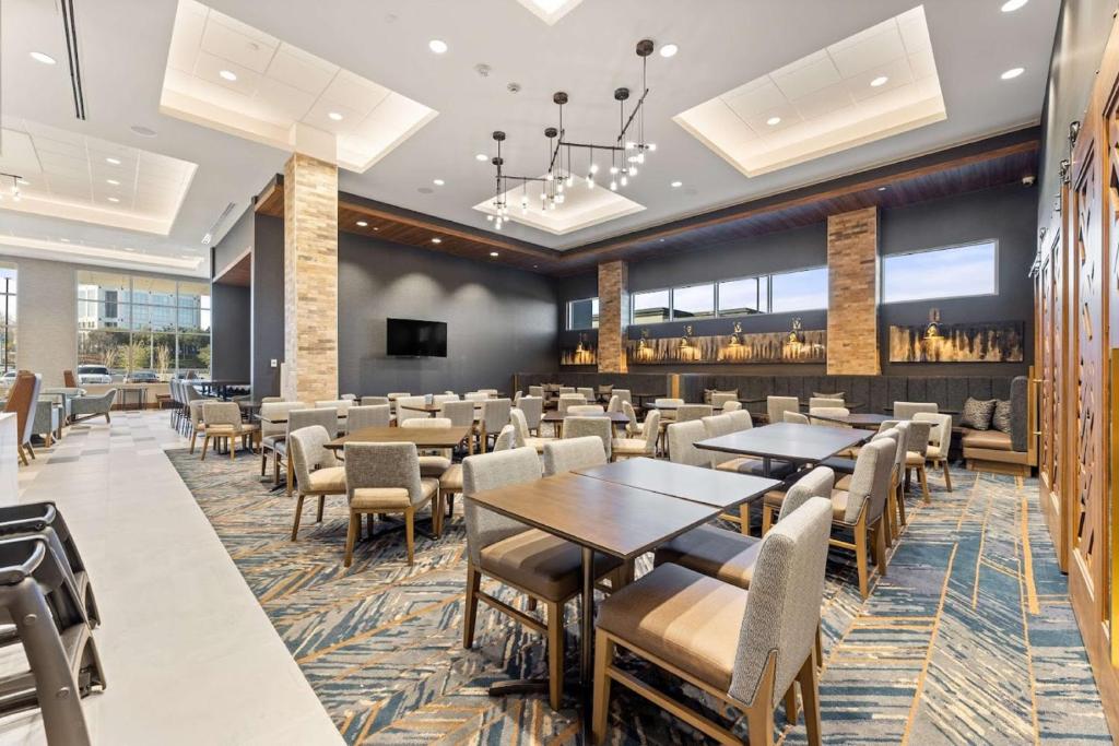 Restaurace v ubytování Embassy Suites By Hilton Irving Las Colinas