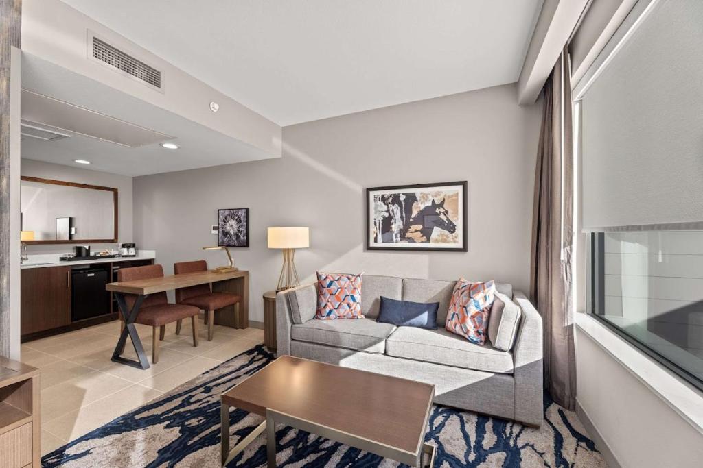 Kuchyň nebo kuchyňský kout v ubytování Embassy Suites By Hilton Irving Las Colinas