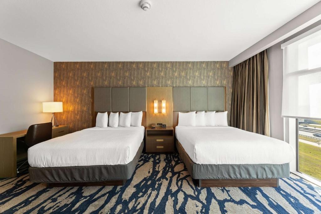 Postel nebo postele na pokoji v ubytování Embassy Suites By Hilton Irving Las Colinas