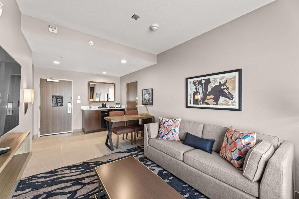 Posezení v ubytování Embassy Suites By Hilton Irving Las Colinas
