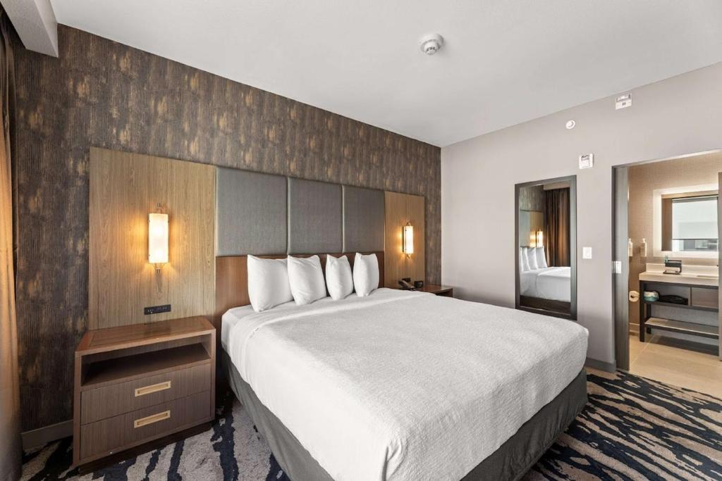 Postel nebo postele na pokoji v ubytování Embassy Suites By Hilton Irving Las Colinas