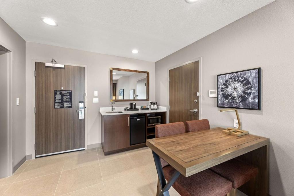 Kuchyň nebo kuchyňský kout v ubytování Embassy Suites By Hilton Irving Las Colinas
