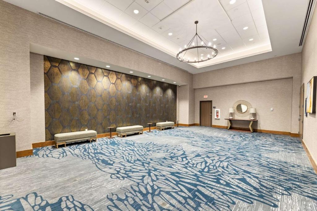 Postel nebo postele na pokoji v ubytování Embassy Suites By Hilton Irving Las Colinas