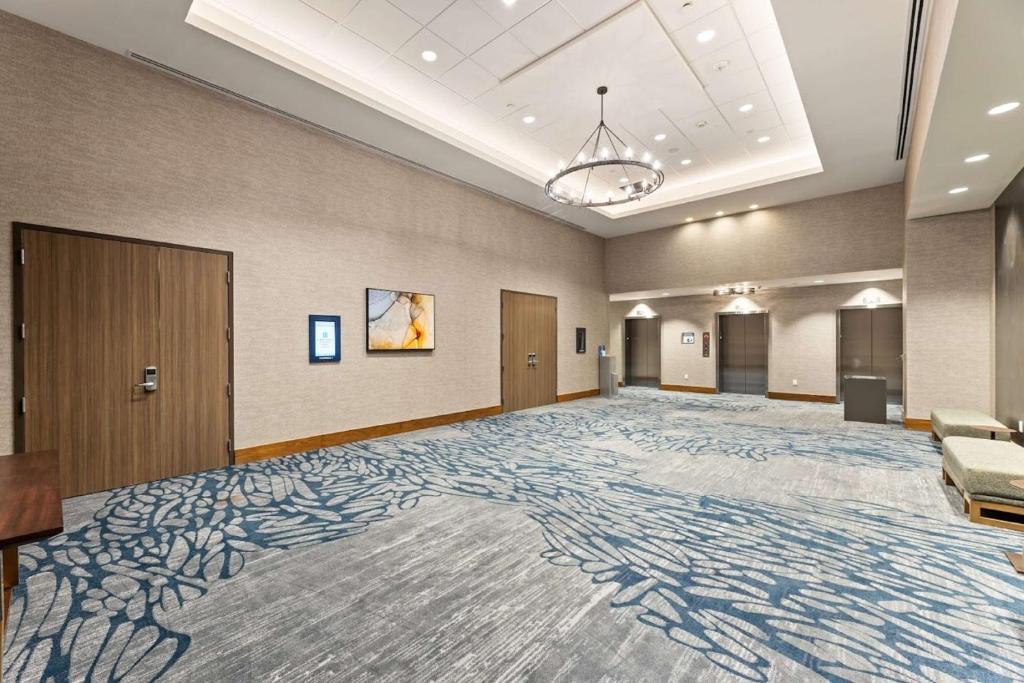 Postel nebo postele na pokoji v ubytování Embassy Suites By Hilton Irving Las Colinas