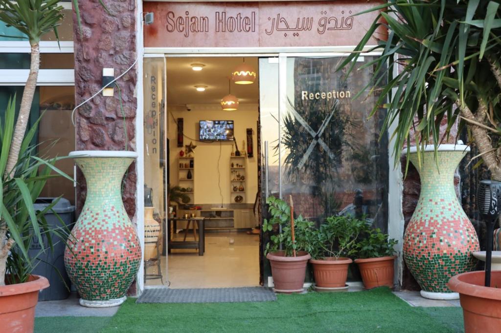 un magasin avec de grands vases devant un magasin dans l'établissement Sejan hotel, à Aqaba