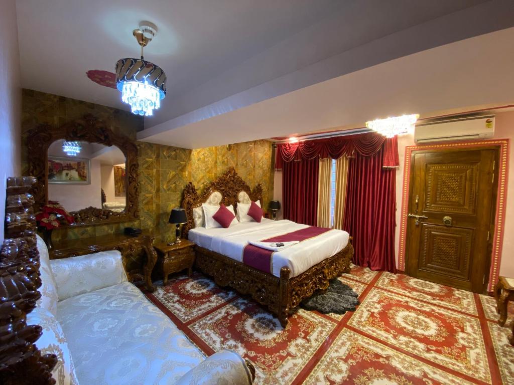 孟買的住宿－Hotel 97 Inn- Andheri Versova，一间卧室配有一张特大号床和一张沙发