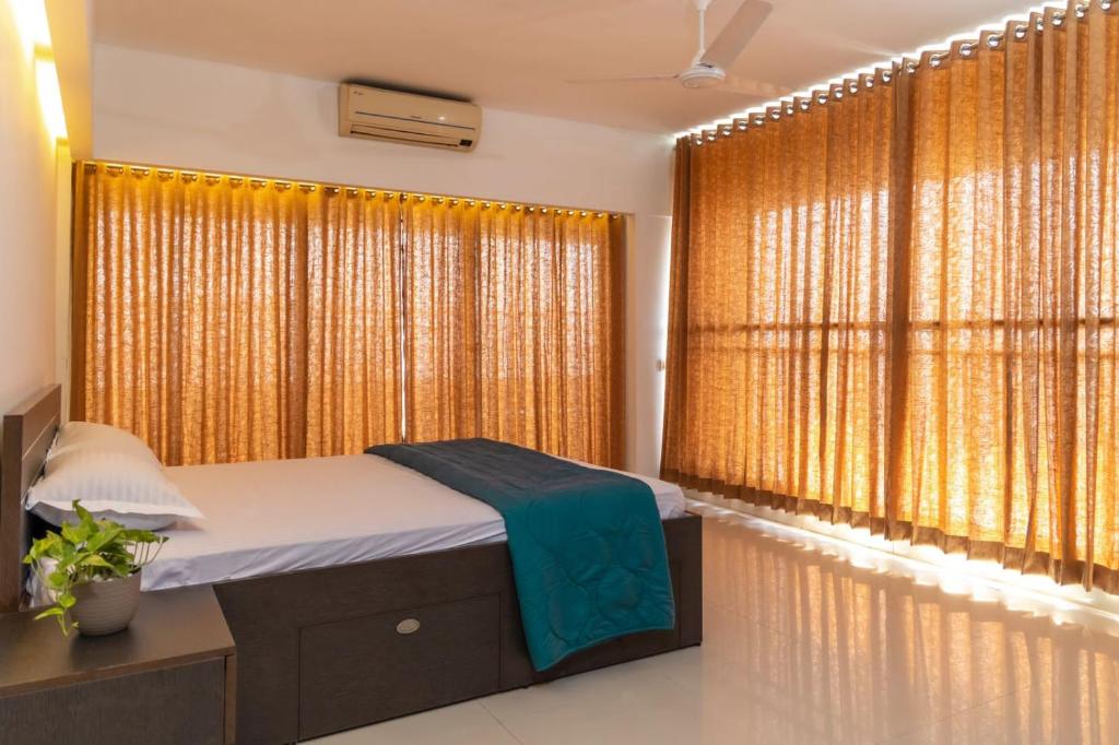 een slaapkamer met een bed en een groot raam bij Best sea view serviced apartments at marine drive cochin in Cochin