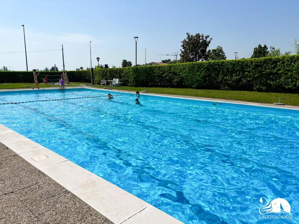 um grupo de pessoas numa piscina em Appartamento Giada em Padenghe sul Garda