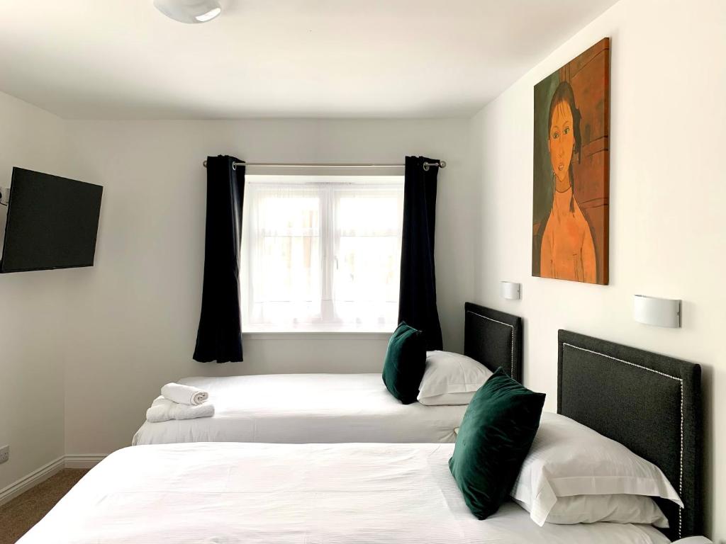 Postel nebo postele na pokoji v ubytování Sarum Apart-Hotel
