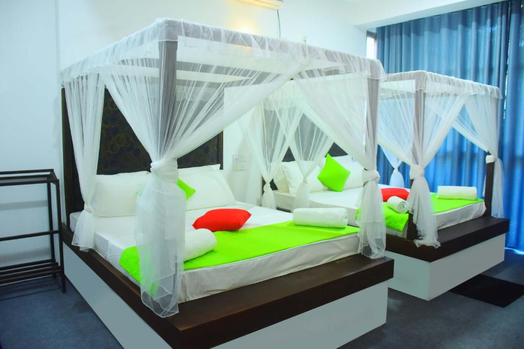 Postel nebo postele na pokoji v ubytování Sunwin River Hotel