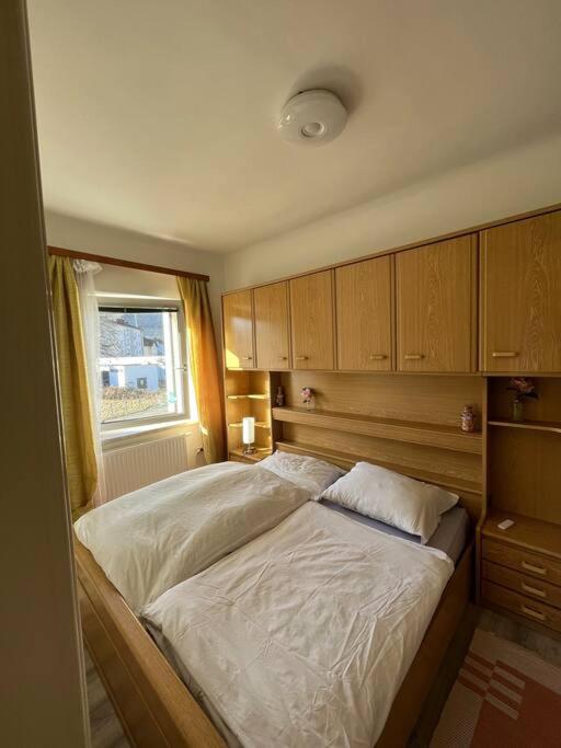 1 dormitorio con 1 cama grande y armarios de madera en Wohlfühloase Leoben en Leitendorf