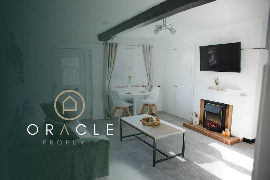 uma sala de estar com uma mesa e uma lareira em Laburnum No.4 by Oracle em Stratford-upon-Avon