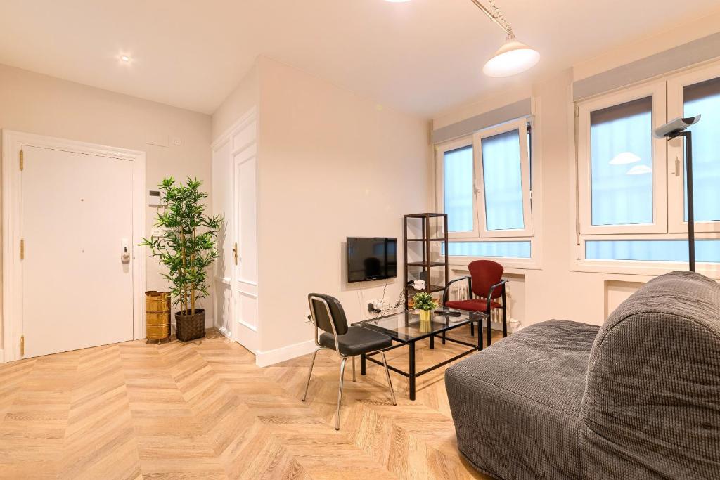 a living room with a couch and a table at Euskalduna Apartamento Moderno y Renovado in Bilbao