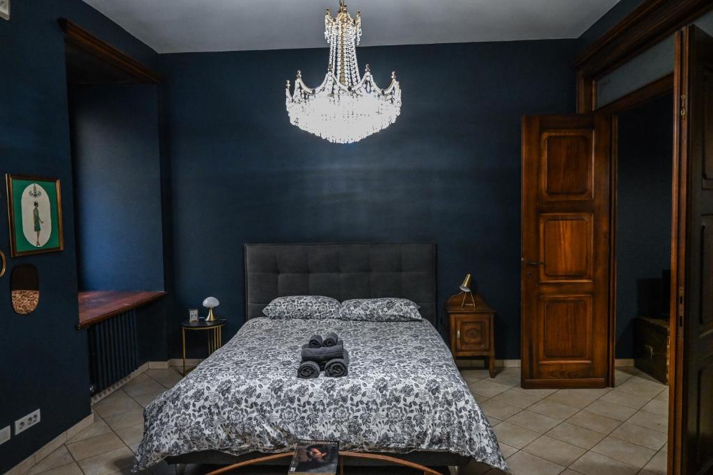 Un dormitorio con una cama y una lámpara de araña. en Casa Vittoria, en Turín
