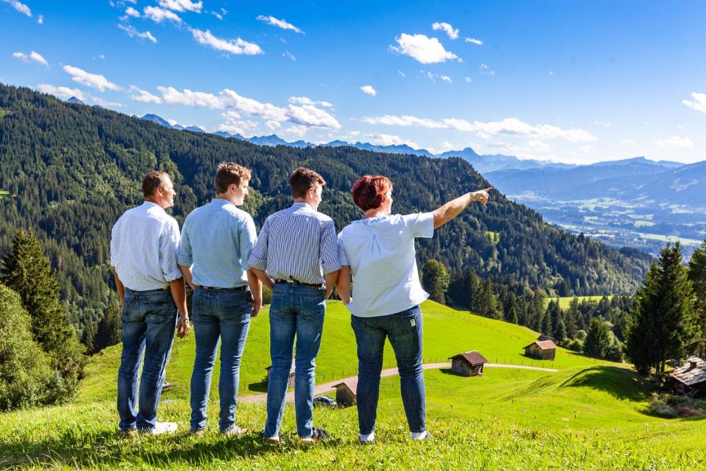 un grupo de personas de pie en la cima de una colina en Mein Landhaus, en Burgberg