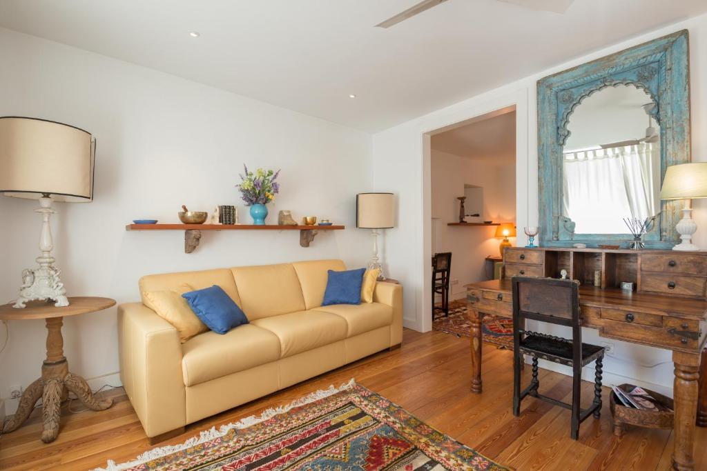 sala de estar con sofá y mesa en Duplex in Lisbon old town, 321, en Lisboa
