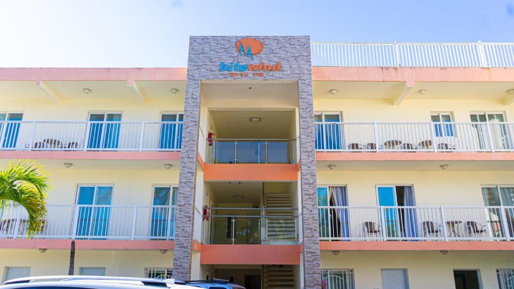 un edificio de apartamentos con un cartel en él en Kitewind Apartamentos Cabarete en Cabarete