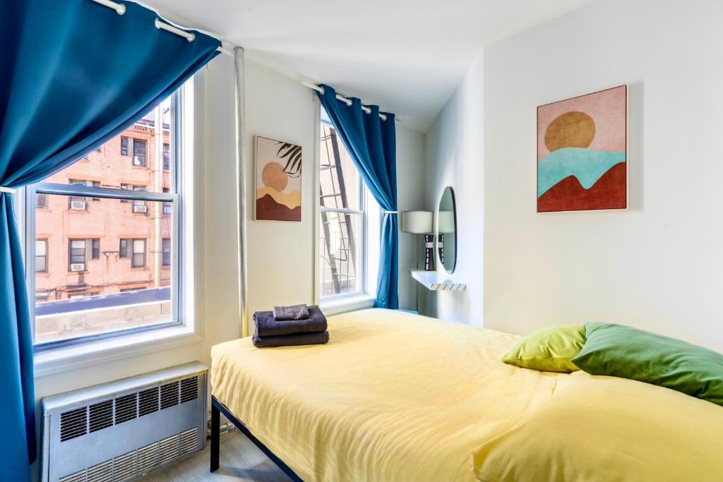 ニューヨークにあるPeaceful Apartment in Lower Manhattan New Yorkのベッドルーム(ベッド1台、窓付)